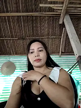 Snapshot of akura-03 chatting on 11.28.25 akura-03 online show from 11.28.25