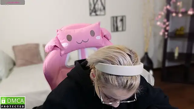 Megan Lora online show from 11.27.25