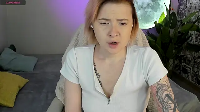 Snapshot of LaylaCookies_ chatting on 11.23.25 LaylaCookies online show from 11.23.25