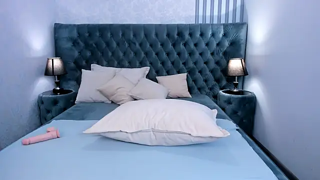 Snapshot of MonicaSway chatting on 11.26.25 MonicaSway online show from 11.26.25