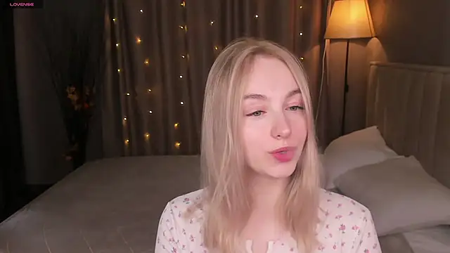 Snapshot of Shy_Polly chatting on 04.26.26 Shy Polly online show from 04.26.26