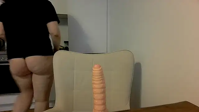 Snapshot of ada_in_europe chatting on 11.28.25 ada in europe online show from 11.28.25