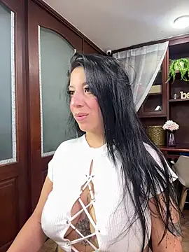 Snapshot of VictoriaHenao chatting on 05.05.26 VictoriaHenao online show from 05.05.26