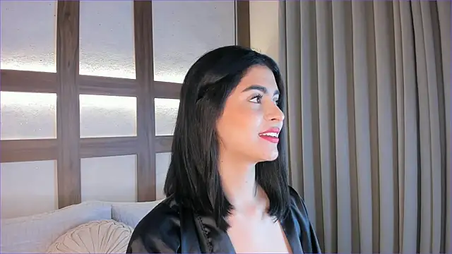 Snapshot of SarhaVega chatting on 11.28.25 SarhaVega online show from 11.28.25