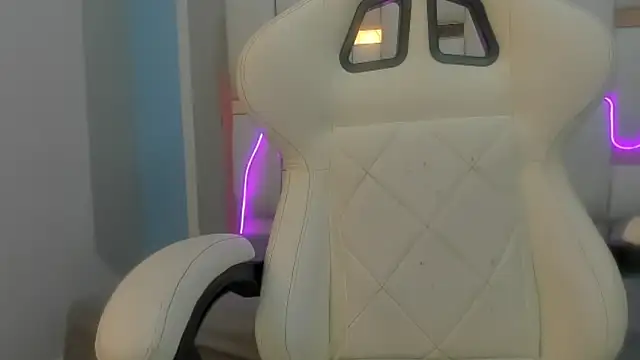 Snapshot of mask_red_girl chatting on 02.04.26 mask red girl online show from 02.04.26