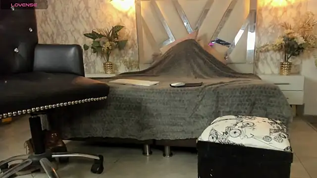 Snapshot of Mysterius_Woman chatting on 07.24.26 Mysterius Woman online show from 07.24.26