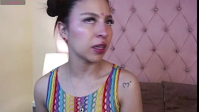 Hillary Thomson online show from 11.24.25