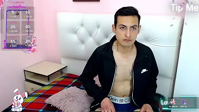 Snapshot of xxxstrongerboyxxx chatting on 11.25.25 xxxstrongerboyxxx online show from 11.25.25