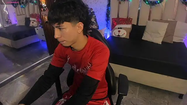 Snapshot of kaelwolf_tay chatting on 12.19.25 kaelwolf tay online show from 12.19.25