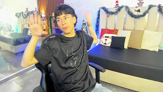 Snapshot of kaelwolf_tay chatting on 12.20.25 kaelwolf tay online show from 12.20.25