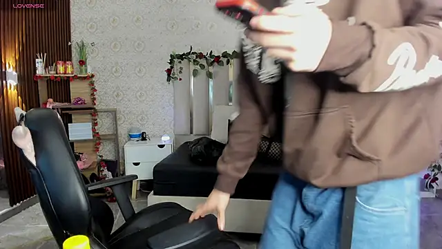 Snapshot of kaelwolf_tay chatting on 02.18.26 kaelwolf tay online show from 02.18.26