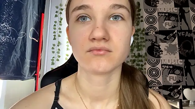 Snapshot of helgicuteness chatting on 02.23.26 helgicuteness online show from 02.23.26