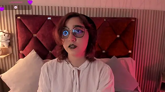 Kiri Velvet online show from 04.18.26