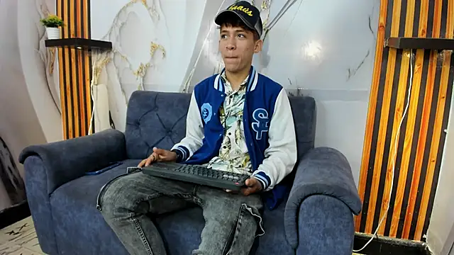 Snapshot of Alex_LatinBoy18 chatting on 11.23.25 Alex LatinBoy18 online show from 11.23.25