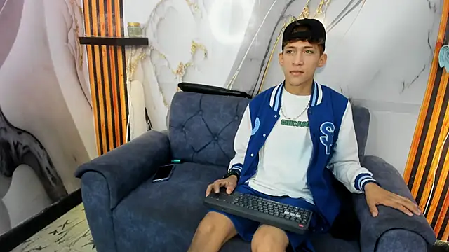 Snapshot of Alex_LatinBoy18 chatting on 11.25.25 Alex LatinBoy18 online show from 11.25.25