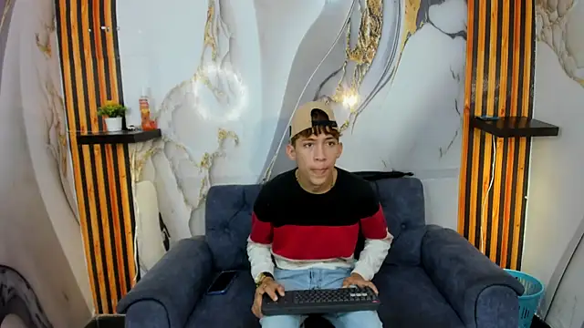 Snapshot of Alex_LatinBoy18 chatting on 11.26.25 Alex LatinBoy18 online show from 11.26.25