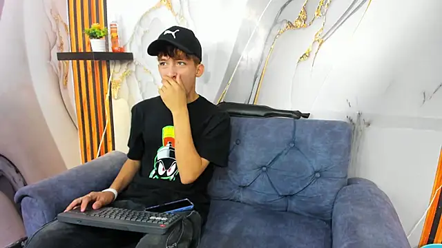 Snapshot of Alex_LatinBoy18 chatting on 11.28.25 Alex LatinBoy18 online show from 11.28.25