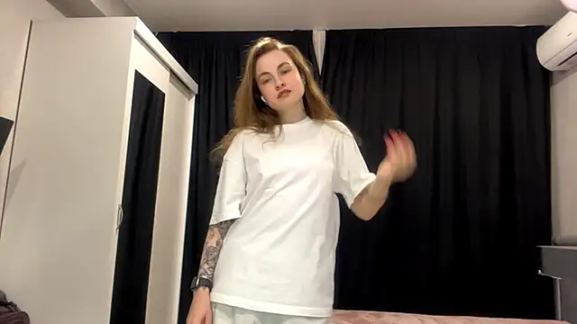 Snapshot of PrettyGhost chatting on 12.01.25 PrettyGhost online show from 12.01.25