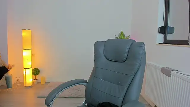 Snapshot of Serennax chatting on 11.29.25 Serennax online show from 11.29.25