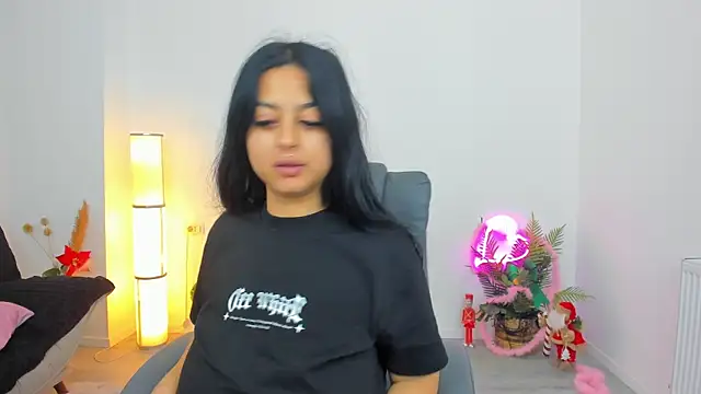 Snapshot of Serennax chatting on 12.02.25 Serennax online show from 12.02.25