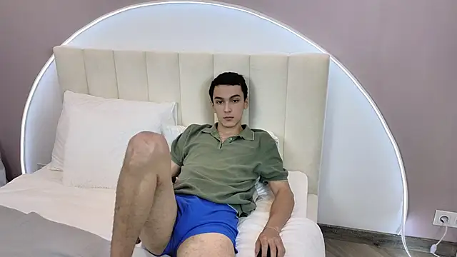 Snapshot of MoonlinSkinn chatting on 11.24.25 MoonlinSkinn online show from 11.24.25