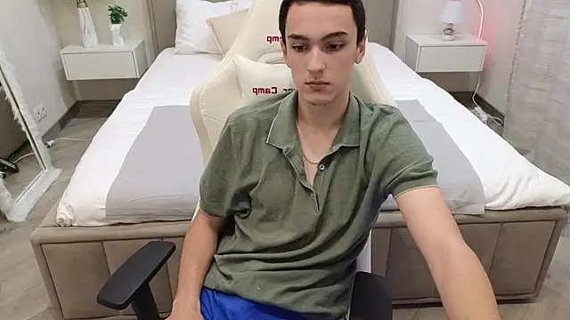 Snapshot of MoonlinSkinn chatting on 11.26.25 MoonlinSkinn online show from 11.26.25