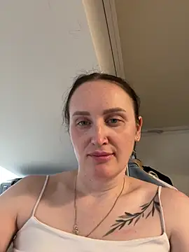 Snapshot of TomilaSi chatting on 06.15.26 TomilaSi online show from 06.15.26