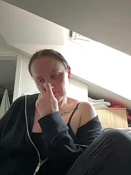 Snapshot of TomilaSi chatting on 06.19.26 TomilaSi online show from 06.19.26