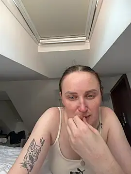 Snapshot of TomilaSi chatting on 06.22.26 TomilaSi online show from 06.22.26