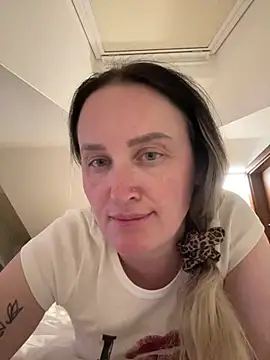 Snapshot of TomilaSi chatting on 07.19.26 TomilaSi online show from 07.19.26