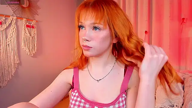 Snapshot of SunRisee_ chatting on 02.14.26 SunRisee online show from 02.14.26