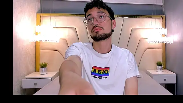 Snapshot of JonnyGreey chatting on 11.29.25 JonnyGreey online show from 11.29.25