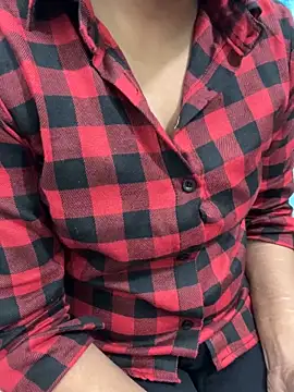 Snapshot of Juliekhan_98 chatting on 11.29.25 Juliekhan 98 online show from 11.29.25