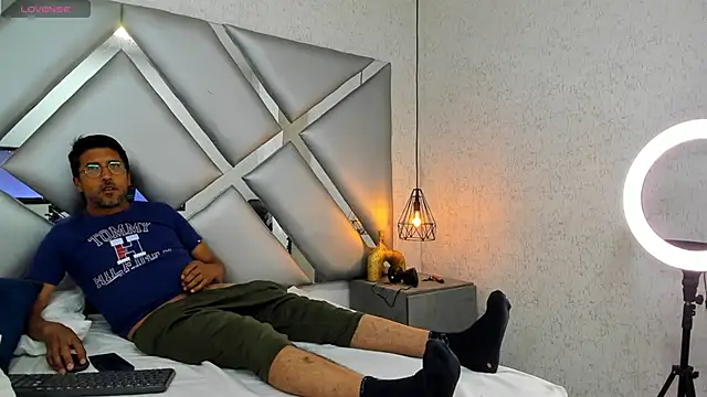 Snapshot of DANIDICK_VC chatting on 11.26.25 DANIDICK VC online show from 11.26.25