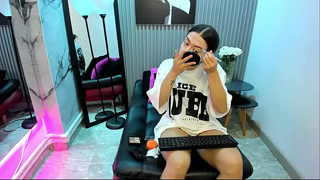 Snapshot of Violettacamss_69 chatting on 11.27.25 Violettacamss 69 online show from 11.27.25