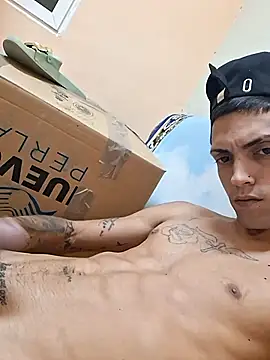 Snapshot of KingWhitexxx chatting on 11.28.25 KingWhitexxx online show from 11.28.25