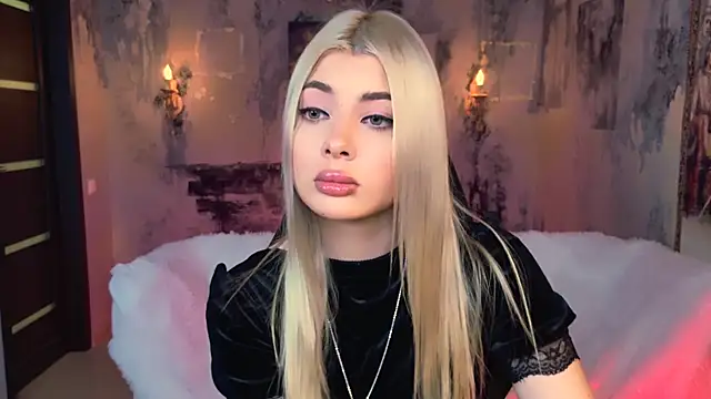 Snapshot of HyileyClark chatting on 12.02.25 HyileyClark online show from 12.02.25