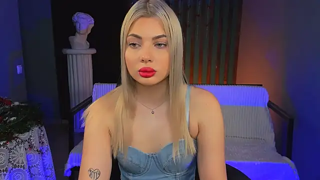 Snapshot of HyileyClark chatting on 01.12.26 HyileyClark online show from 01.12.26