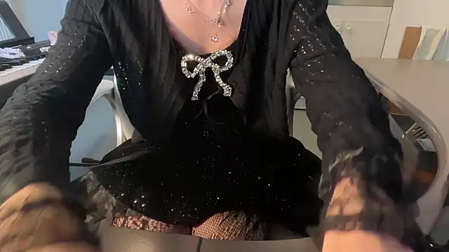 Snapshot of sam_in_transition chatting on 12.21.25 sam in transition online show from 12.21.25