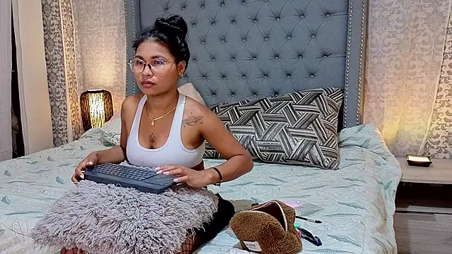 Snapshot of Miaa_Collinss chatting on 11.29.25 Miaa Collinss online show from 11.29.25