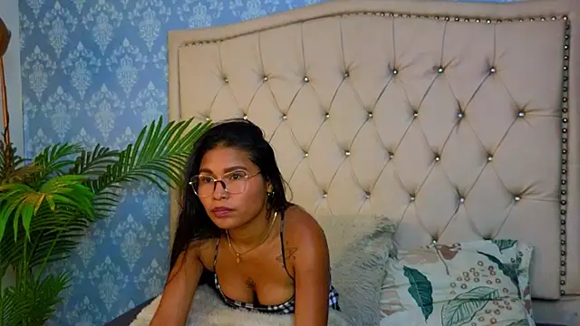 Snapshot of Miaa_Collinss chatting on 12.01.25 Miaa Collinss online show from 12.01.25