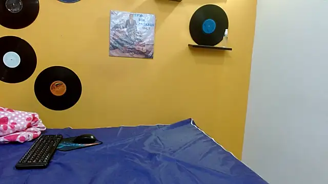 Snapshot of thecatsweet833 chatting on 12.02.25 thecatsweet833 online show from 12.02.25