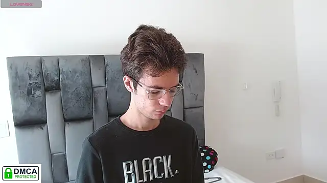 Snapshot of SaccharineSin chatting on 11.28.25 SaccharineSin online show from 11.28.25