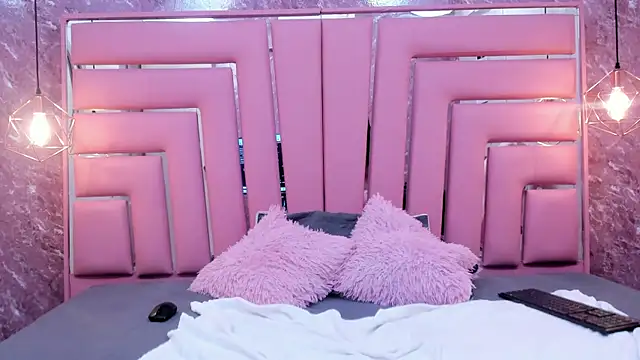 Snapshot of HOTTIE_MIA_ chatting on 12.01.25 HOTTIE MIA online show from 12.01.25