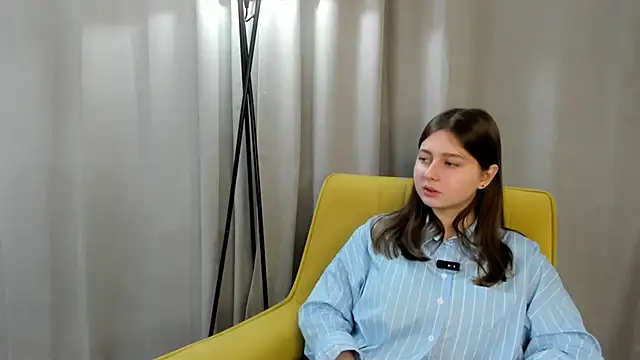 Snapshot of SophiaHalligan chatting on 11.28.25 SophiaHalligan online show from 11.28.25