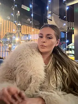 Snapshot of MilenaLuxury chatting on 11.28.25 MilenaLuxury online show from 11.28.25