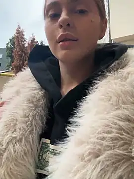 Snapshot of MilenaLuxury chatting on 11.29.25 MilenaLuxury online show from 11.29.25