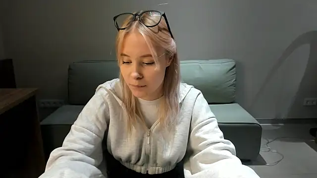 Snapshot of AunclreaVache chatting on 11.29.25 AunclreaVache online show from 11.29.25