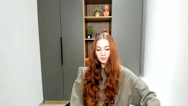 Snapshot of ElizaHunkins chatting on 11.30.25 ElizaHunkins online show from 11.30.25