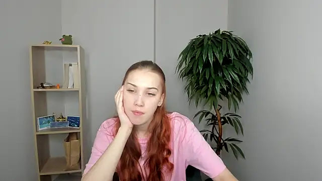 Snapshot of ElizaHunkins chatting on 12.01.25 ElizaHunkins online show from 12.01.25